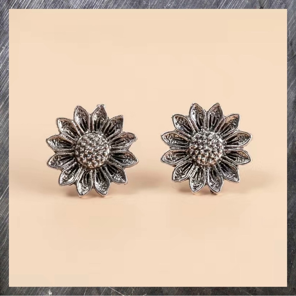 Sunflower or Daisy Stud Earrings #1149